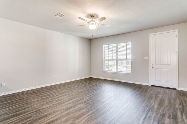 Building Photo - 3 bedroom 2 Bath home located in McPherson Village