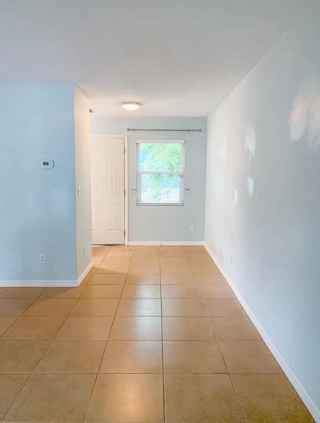 Building Photo - Hottest location, unit available near best beaches and downtown