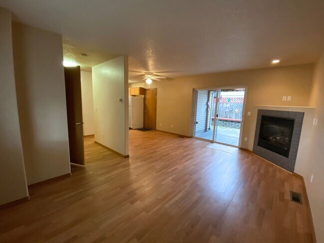 Building Photo - Great Duplex Unit with Attached Garage, Co...