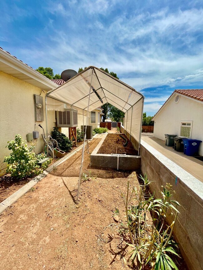 Building Photo - Updated and Pet Friendly Three Bedroom Home