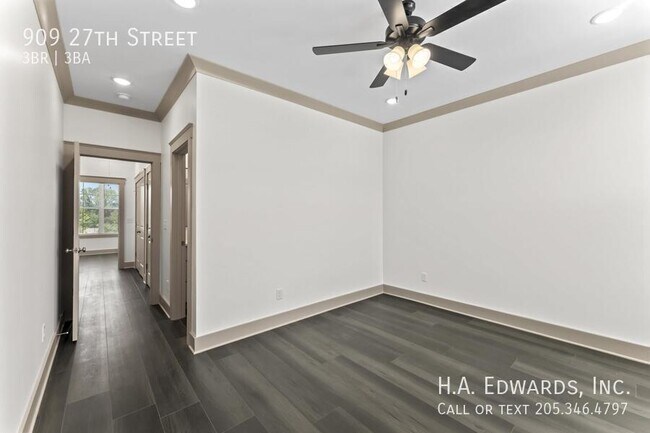 Building Photo - 909 27th St