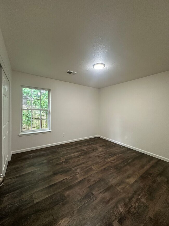 Building Photo - Kinkead Duplex