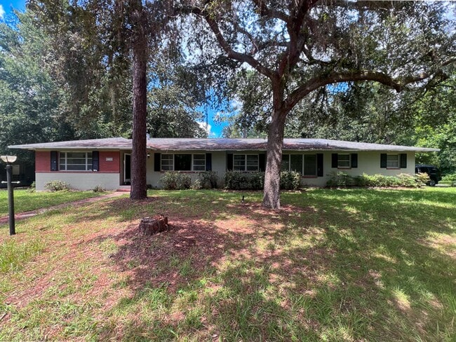 Building Photo - Centrally Located 3BR/2BA House - Availabl...