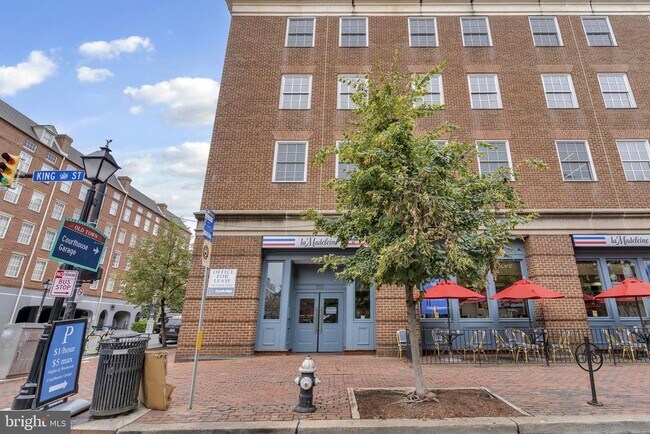 Building Photo - 922 S Washington St