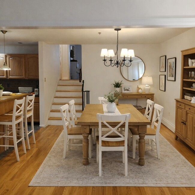 Building Photo - 617 Madison St