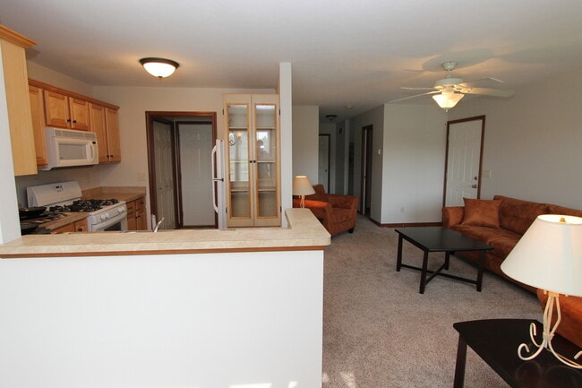 Building Photo - 3 Bedroom Condo Overlooking Pond!