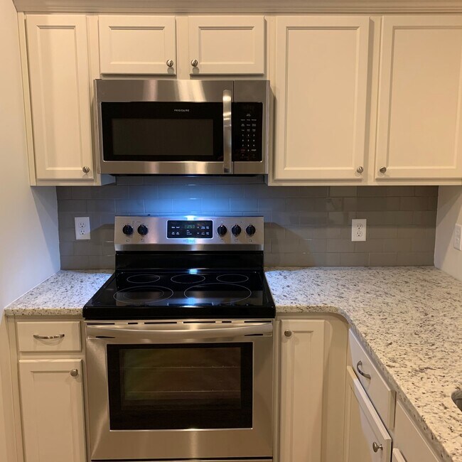 Building Photo - Very well maintained Townhouse