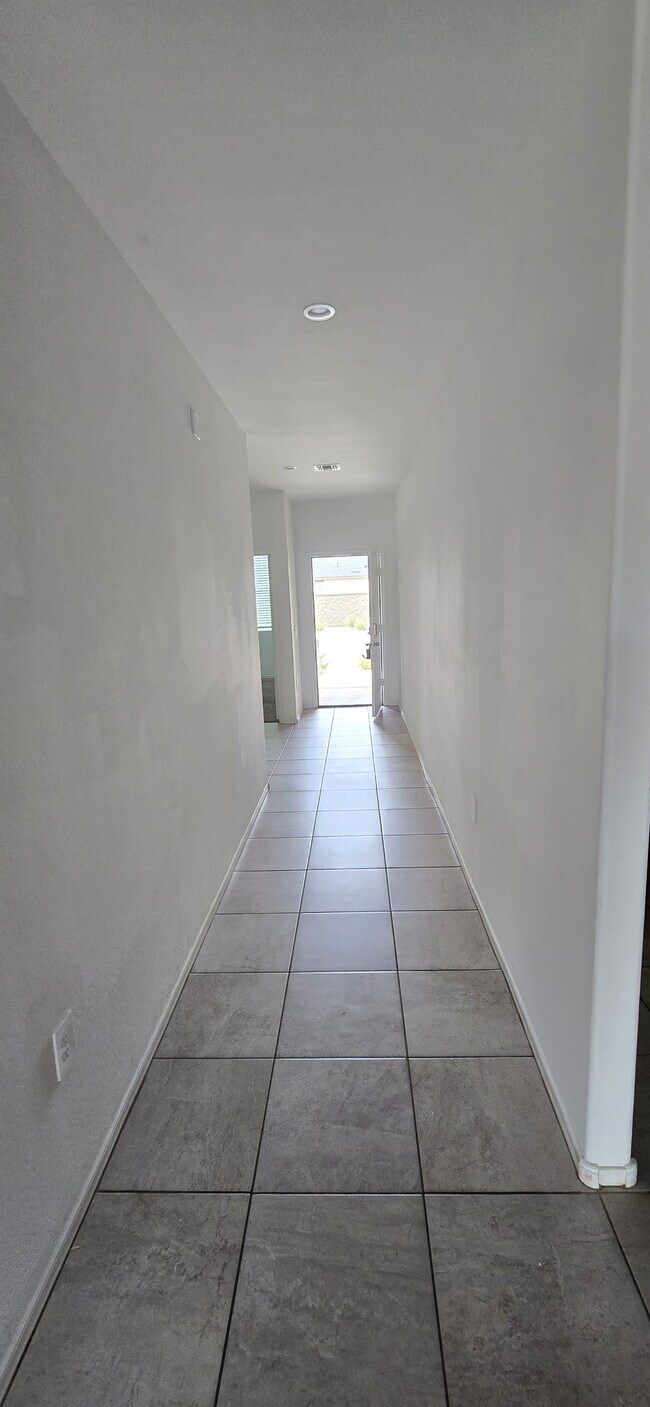 Building Photo - 1527 E Lardner Dr