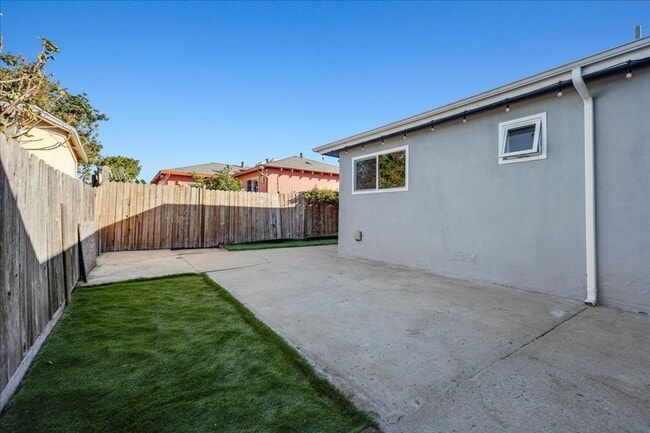 Building Photo - December MOVE IN SPECIAL $500 Off First Months Rent!