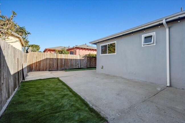 Building Photo - Sunny Seaside 3 bedroom House - Available Now