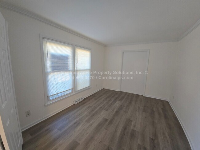 Building Photo - 1805 Falconhurst Dr