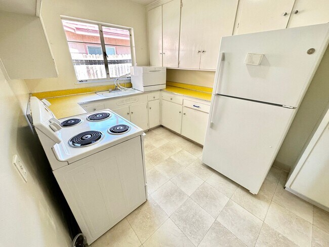 Building Photo - Super close to UC Davis and University Shopping mall-- 4 bedrooms and 2 bathrooms