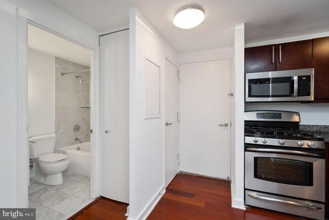 Building Photo - 219 S 18th St