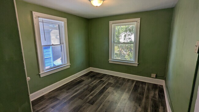 Building Photo - 4-Bedroom, 1-Bathroom Single Family Home f...