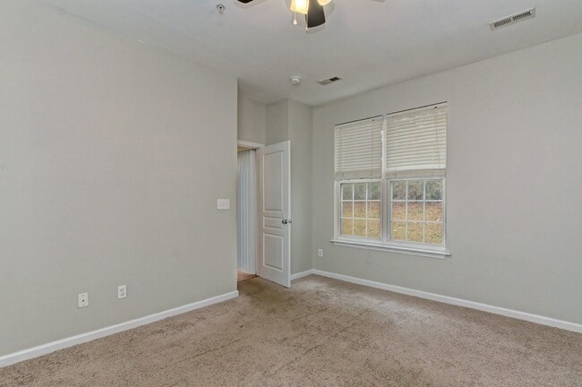 Building Photo - End-Unit 3br/2.5bth Townhome in Villages o...