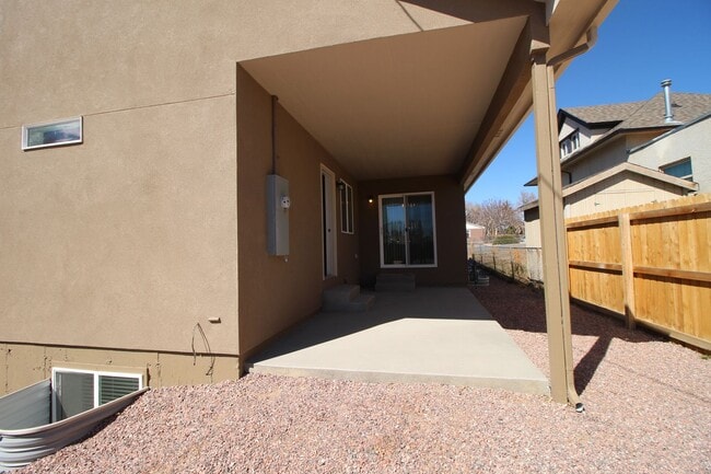 Building Photo - 943 E Moreno Ave