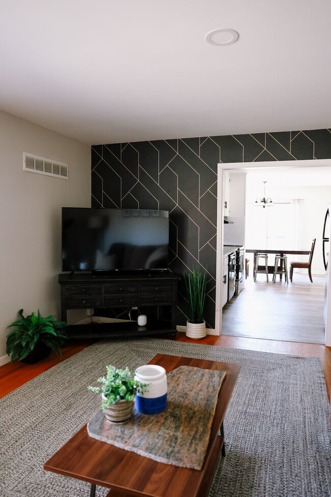 Building Photo - Spacious 3 Bedroom, 2 Bath Duplex with Att...
