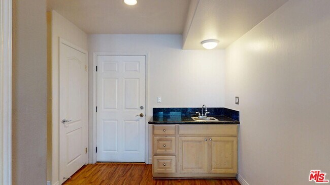 Building Photo - 11622 Oxnard St