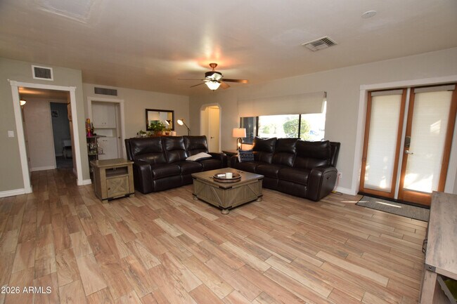 Building Photo - 946 E Denton Ln