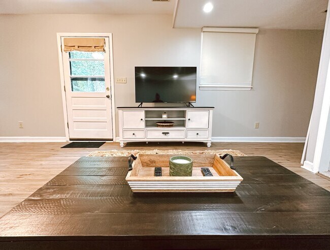 Building Photo - 1408 Highland Trl