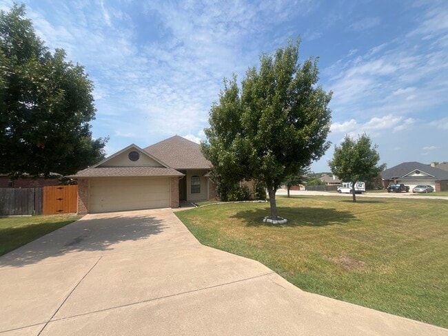 Building Photo - Meander Estates! Large corner lot 3/2/2 Co...