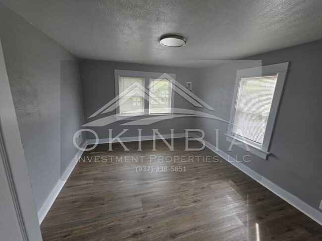 Building Photo - 713 W Hillcrest Ave