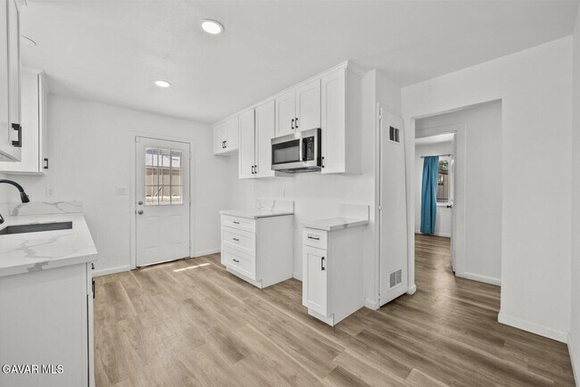 Building Photo - 1135 W Pillsbury St