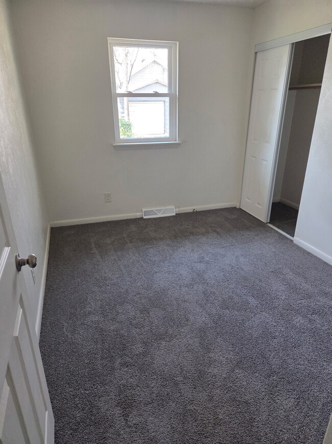 Building Photo - 1022 W Thrush Ave