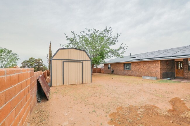 Building Photo - Spacious 3 Bedroom 2 bath with Solar Panels