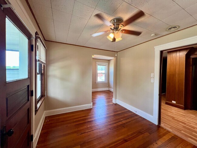 Building Photo - 4 Bedrooms 2 full Bath for rent