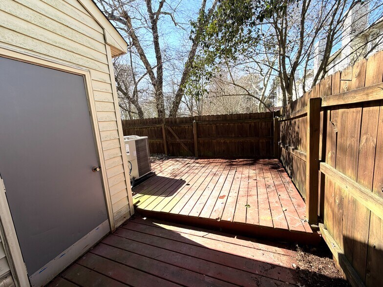 Building Photo - 1409 Sampson Ln