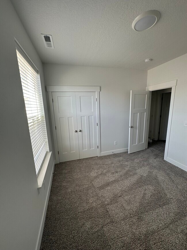 Building Photo - 947 W Coral Charm Way