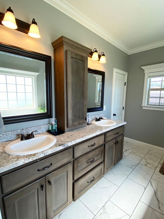 Building Photo - 4176 Old Ivy Trace