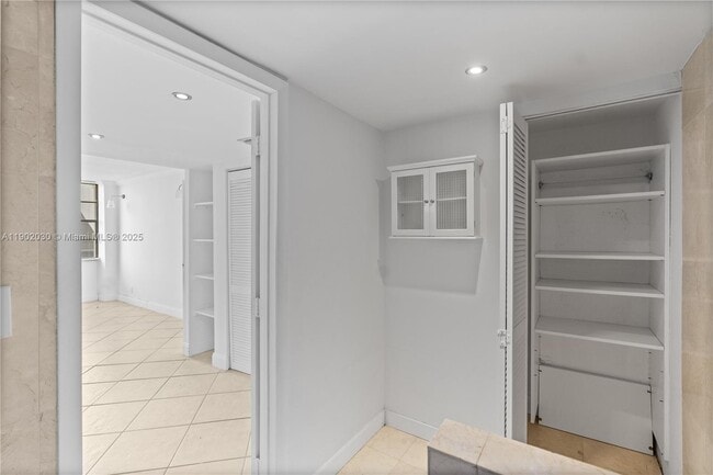 Building Photo - 3475 N Country Club Dr