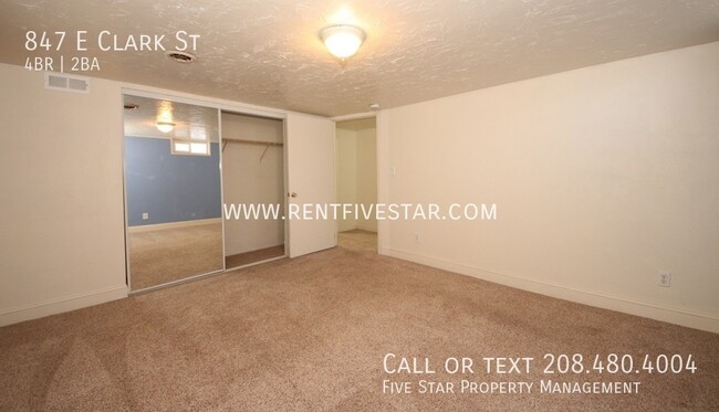 Building Photo - 847 E Clark St