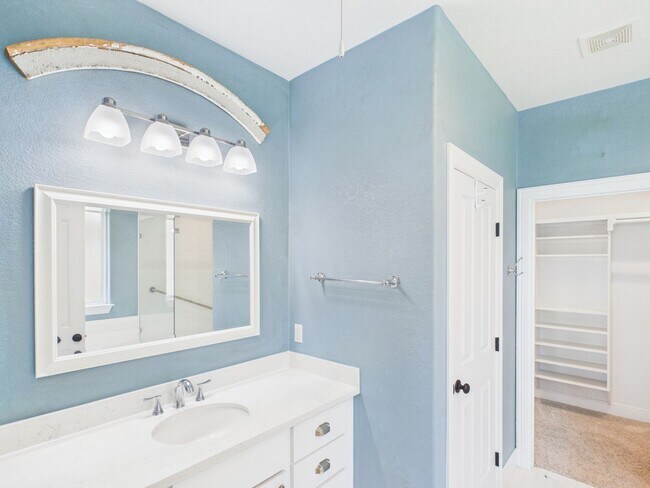 Building Photo - Modern Comfort: 3 Bed, 2 Bath with Garage & Large Pantry