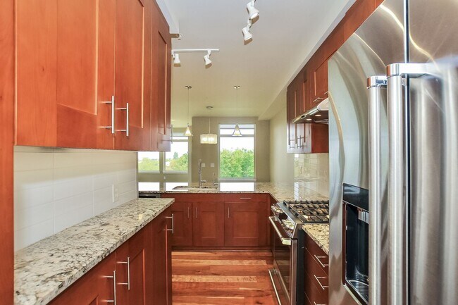 Building Photo - Waterview Condo 2 bed, 2 bath in Point Edw...