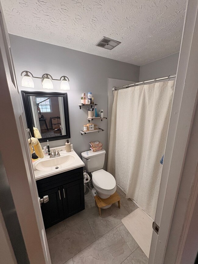 Building Photo - JAMESTOWN #30 | 2B/2.5B PRELEASING