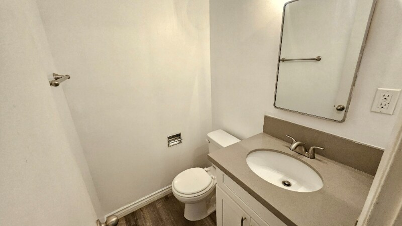 Building Photo - 638 N W Knoll Dr