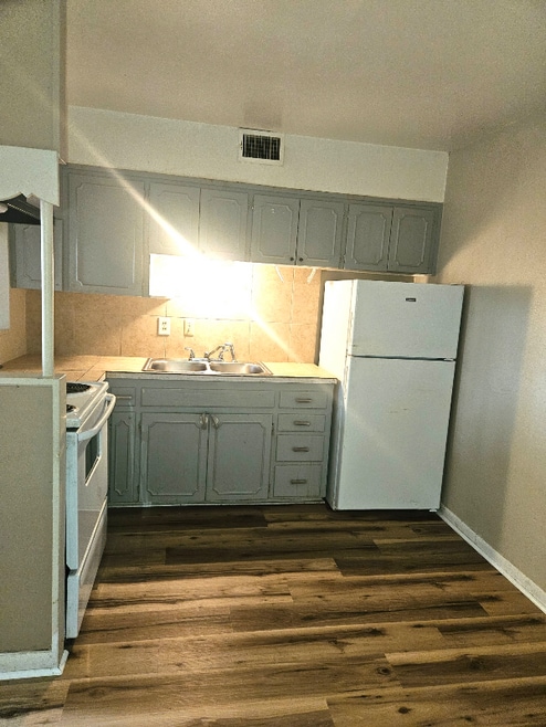 Building Photo - 414 E Avenue A