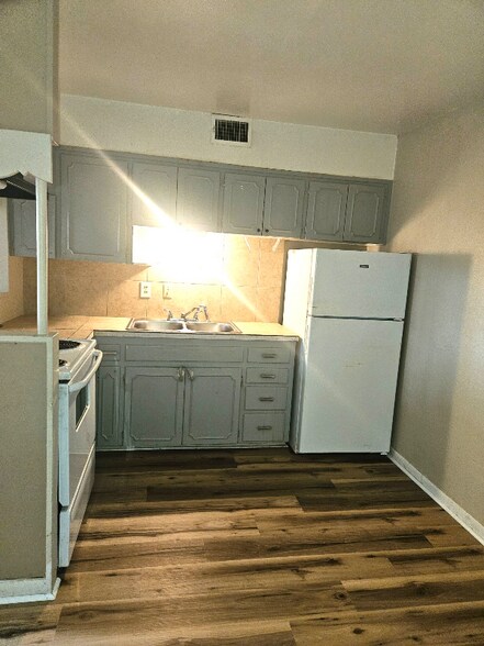 Primary Photo - 414 E Avenue A