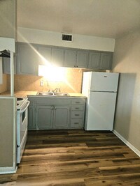 Building Photo - 414 E Avenue A