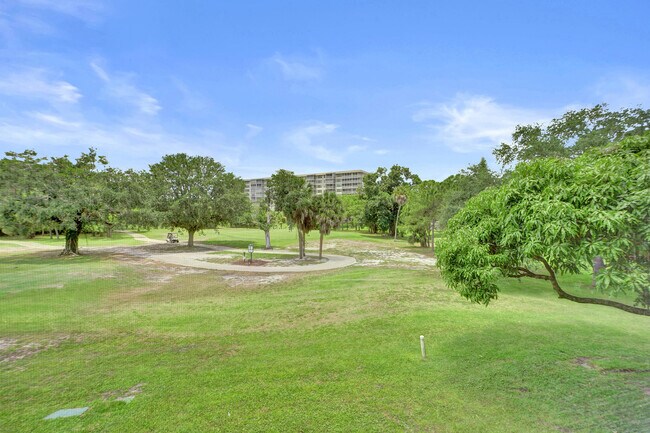 Building Photo - 545 Oaks Ln
