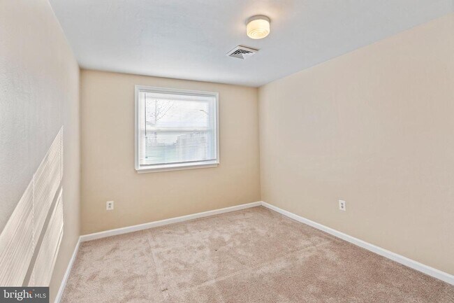 Building Photo - 1224 Guildford Rd