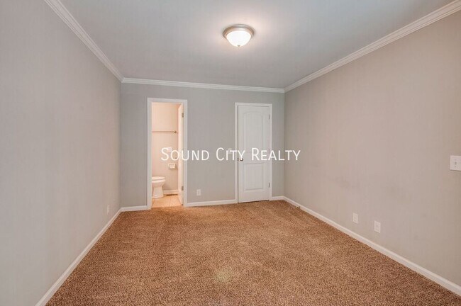 Building Photo - 625 Mercer Dr