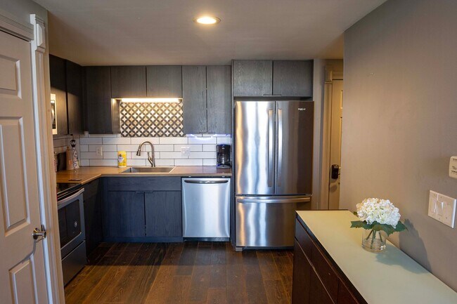 Building Photo - 204 N Walnut St