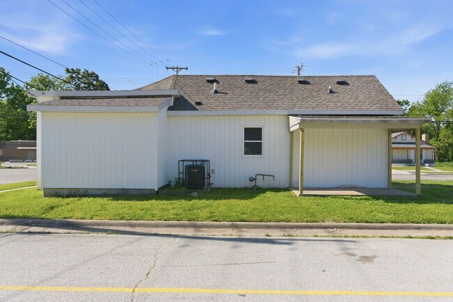 Building Photo - 3 bed 2 bath rental home