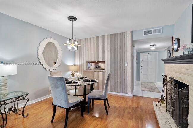 Building Photo - 3150 N Palm Aire Dr