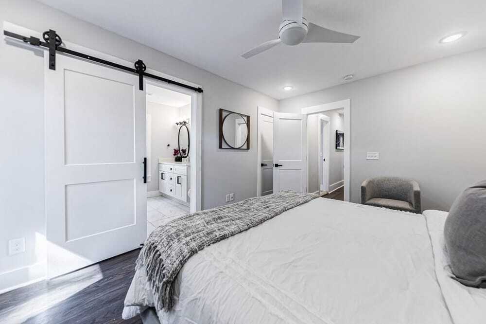 Ensuite Master Bath - 728 Pearce St SW