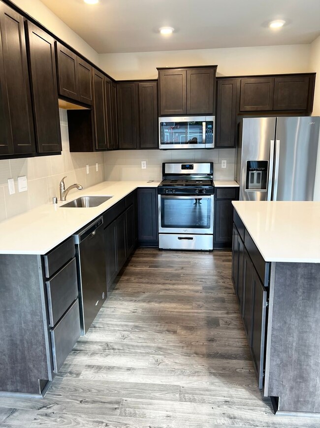 Building Photo - STO Langly Duplex